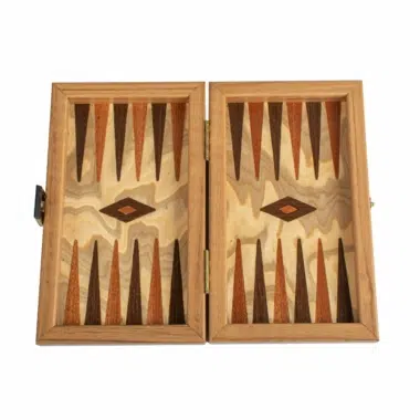 Backgammon Liège otwarty bez pionków, widok szczegółowy blatu z intarsji