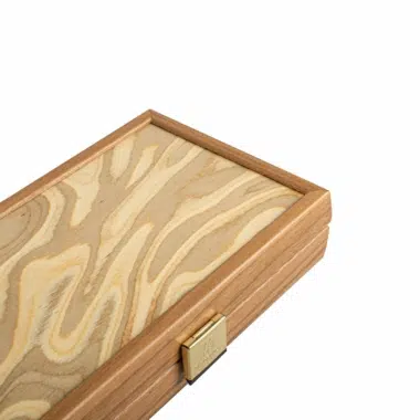 Kaseta Backgammon Liège zamknięta, detal złotego zamka i narożnika