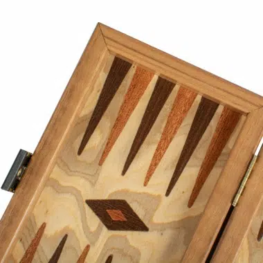 Backgammon Liège Naturel Design Cubique, detal intarsji i drewnianych strzałek