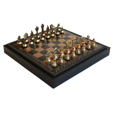 Ogólny widok szachownicy-kasety z ekoskóry czarnej 28x28 cm z zamontowanymi metalowymi figurami rzymskimi