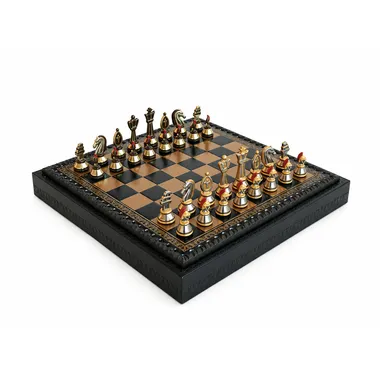 Ogólny widok szachownicy-kasety z ekoskóry czarnej 28x28 cm z zamontowanymi metalowymi figurami rzymskimi