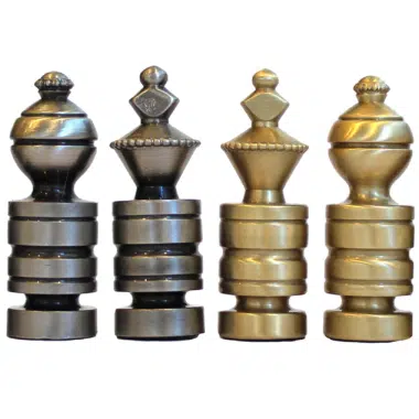 Szereg nowoczesnych figur szachowych z litego mosiądzu ukazujący minimalistyczny design i wysokość króla 5,7 cm