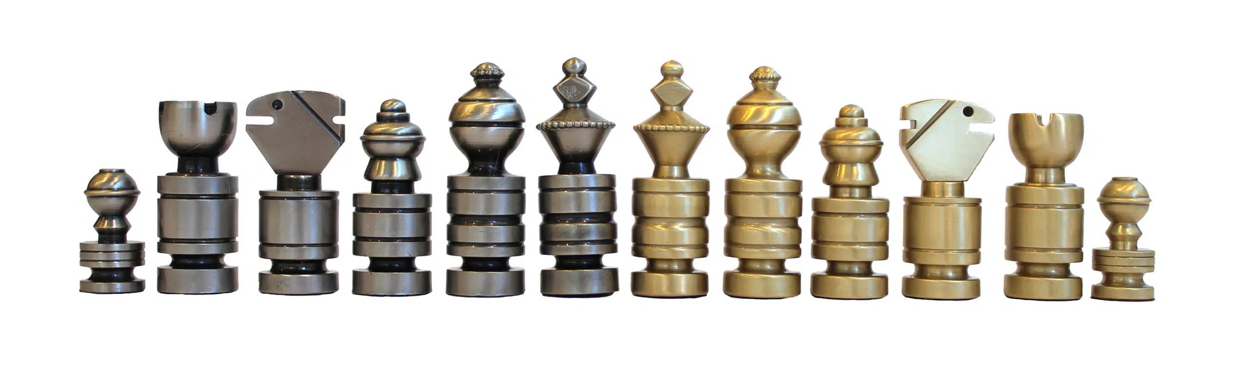 Szereg nowoczesnych figur szachowych z litego mosiądzu ukazujący minimalistyczny design i wysokość króla 5,7 cm