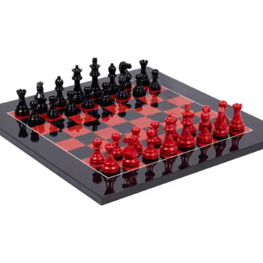 Komplet szachów z lakierowanego drewna czerwonego i czarnego na błyszczącej szachownicy z czeczoty wrzośca 42 cm