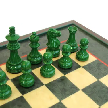 Zbliżenie na armię zielonych lakierowanych figur szachowych z Królem 7,6 cm