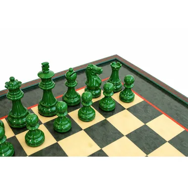 Zbliżenie na armię zielonych lakierowanych figur szachowych z Królem 7,6 cm