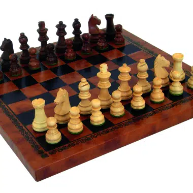 Mały Zestaw Szachów Salonowych: Figury Staunton z Drewna Akacjowego Obciążone, Król 5 cm, i Szachownica z Ekoskóry Czarno-Złotej 26 x 26 cm
