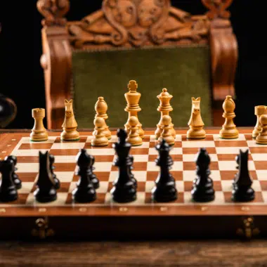 Zestaw szachowy Tournament N°5 Chevalier Allemand 3,5'' ze złotymi i czarnymi figurami - Le Palais Des Echecs