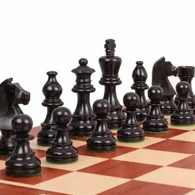 Widok z bliska czarnych figur na szachownicy, ilustrujący piękno zestawu szachowego Tournament N°5