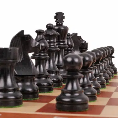 Zbliżenie na czarne figury, ukazujące elegancję i wyrafinowanie szachów Tournament N°5