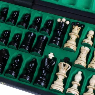 Otwarta kaseta na szachy prezentująca starannie ułożone figury - Le Palais des Échecs