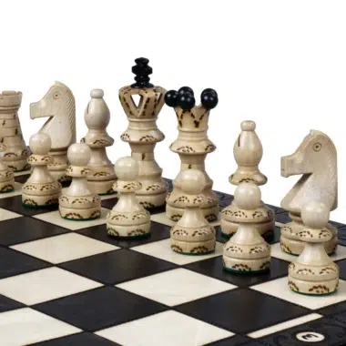 Szachy z jasnymi figurami na klasycznej drewnianej szachownicy - Le Palais des Échecs