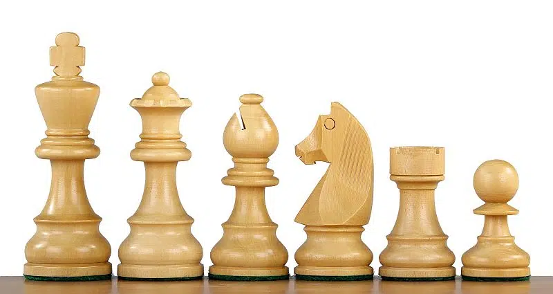 Detal figur szachowych Staunton z bukszpanu, eleganckie i wyrafinowane