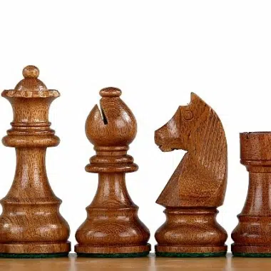 Szachownica z jasnobrązowymi figurami, klasyczny design Staunton