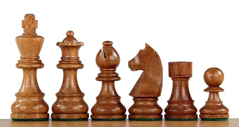 Szachownica z jasnobrązowymi figurami, klasyczny design Staunton