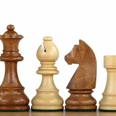Zestaw figur szachowych Staunton 4'' z podświetlonego bukszpanu na białym tle - Le Palais Des Echecs