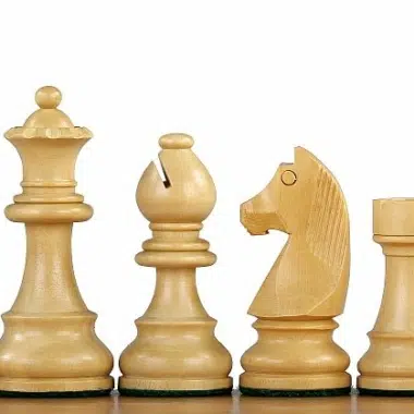 Pełna gama figur szachowych Staunton 4'' z jasnego drewna, prezentowana z profilu